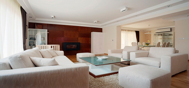 Sala com sofás claros e estofados